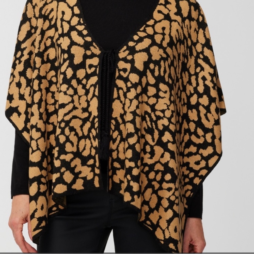 Chico’s NWT Leopard tie front knit ruana